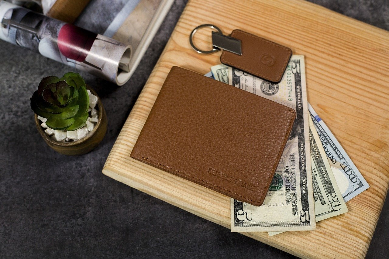 How to Evaluate the Resale Value of Leather Wallets